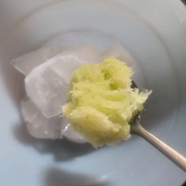 Tambahkan serutan timun, sirup gula, dan sirup melon.