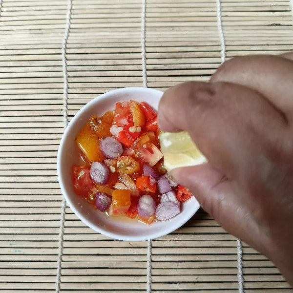 Beri perasan jeruk nipis, aduk rata dan koreksi rasanya.