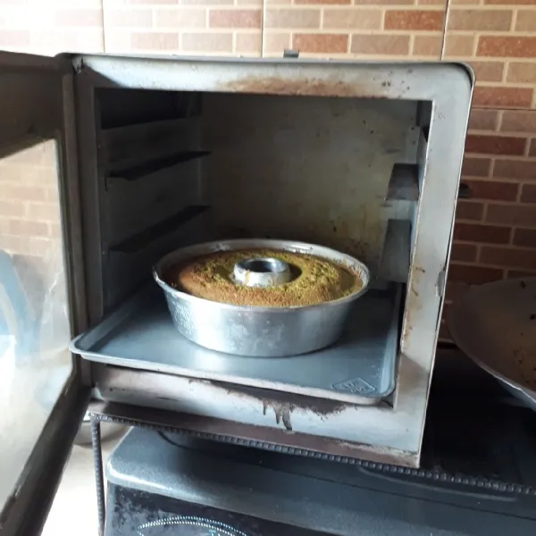 Panggang dalam oven yang sudah dipanaskan, gunakan api sedang. 35 menit rak bawah dan 15 menit rak atas, sesuaikan dengan oven masing-masing. Keluarkan dari loyang selagi panas, potong setelah dingin.