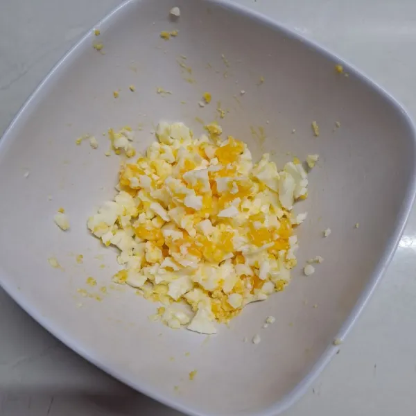 Isian : Hancurkan telur rebus dengan garpu.
