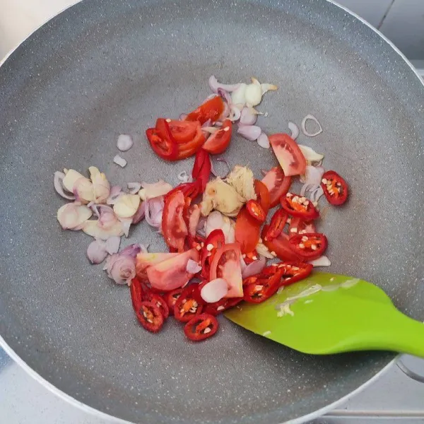 Masukkan jahe geprek, irisan cabe merah dan tomat merah. Tumis hingga layu.