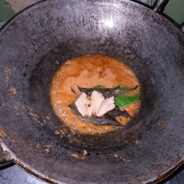 Haluskan bumbu. kemudian tumis hingga harum. Masukkan daun salam, daun jeruk, lengkuas, dan serai. Tumis kembali.