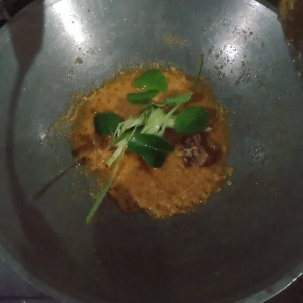 Haluskan bumbu kemudian tumis hingga harum tambahkan daun salam, daun jeruk, lengkuas, dan serai.