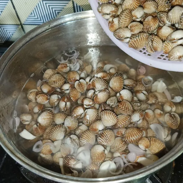 Setelah mendidih masukkan kerang dara.