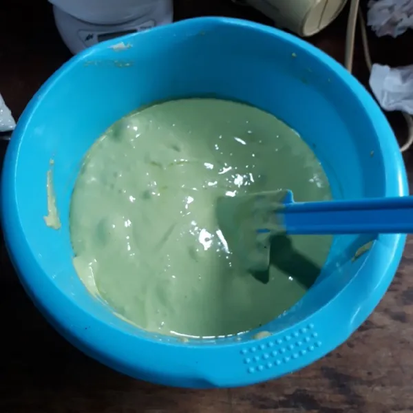 Tambahkan endapan jus pandan dan margarin, aduk balik dengan spatula. Bisa ditambahkan pewarna hijau agar warnanya lebih cerah.