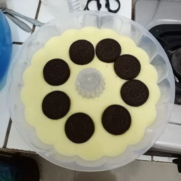 Tunggu lapisan 2 hingga berkulit lalu susun biskuit cokelat. Biarkan set.
