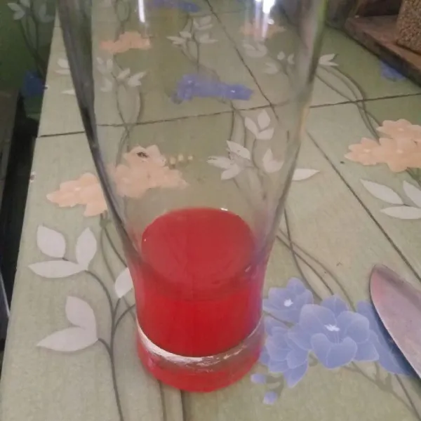 Tuang sirup gula, sirup cocopandan.