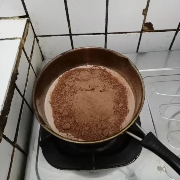 Siapkan panci. Masukkan semua bahan lapisan 1, aduk rata. Masak hingga mendidih.