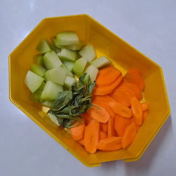 Siapkan bahan isian. Kupas dan potong labu siam dan wortel sesuai selera.