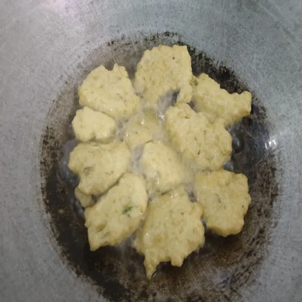 Ambil adonan menggunakan sendok dan letakkan di atas minyak panas. Goreng satu per satu sampai adonan habis.