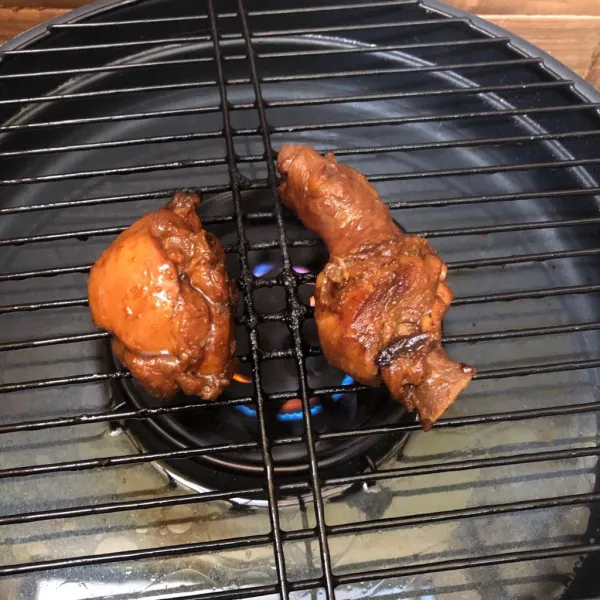 Bakar ayam dengan api sedang (saya menggunakan panggangan kompor) selama 15 menit atau tingkat panggangan sesuai selera. Sembari dibakar sesekali oles ayamnya dengan sisa bumbu agar lebih meresap.