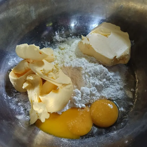 Campur telur, gula halus, butter, margarin, susu bubuk dan tepung maizena.