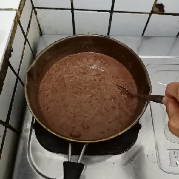 Untuk lapisan 3, tuang semua bahan ke dalam panci. Aduk rata. Masak hingga mendidih. Angkat dan tunggu uap panas hilang. Cek lapisan 2. Jika sudah set, tuang perlahan lapisan 3 dengan perlahan dan sedikit-sedikit. Biarkan puding set di luar ruangan. Jika sudah set, masukkan kulkas. Siap dinikmati.