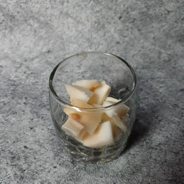 Potong-potong timun suri dan masukkan ke dalam gelas.