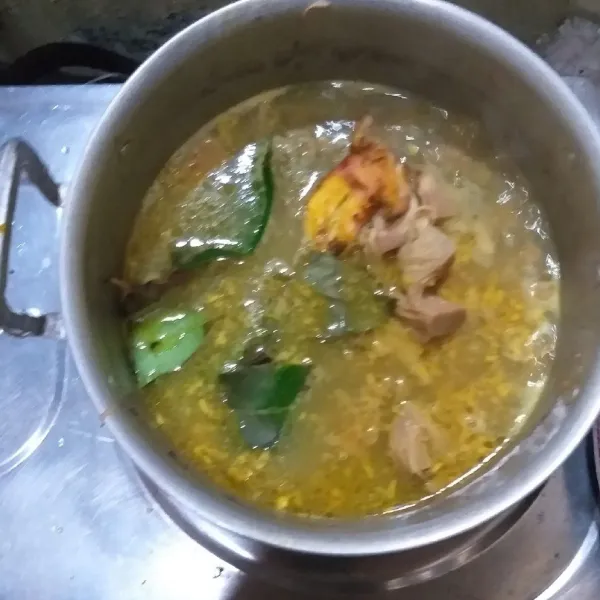 Tambahkan daun salam, daun jeruk, lengkuas, dan serai ungkep hingga air menyusut dan bumbu resep.
