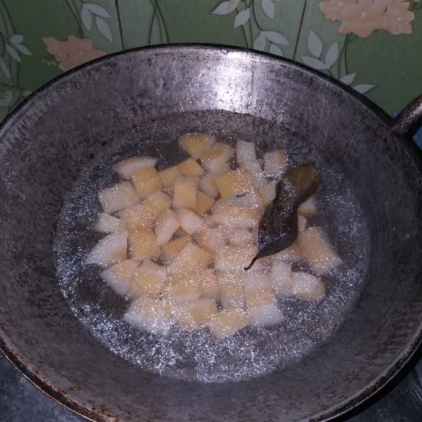 Cuci kikil kemudian potong-potong. Rebus dengan daun salam hingga empuk.