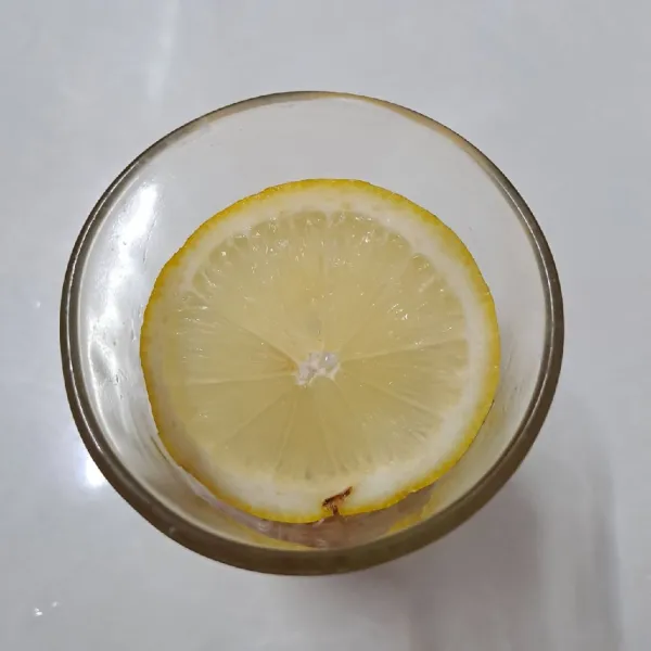 Beri irisan lemon.