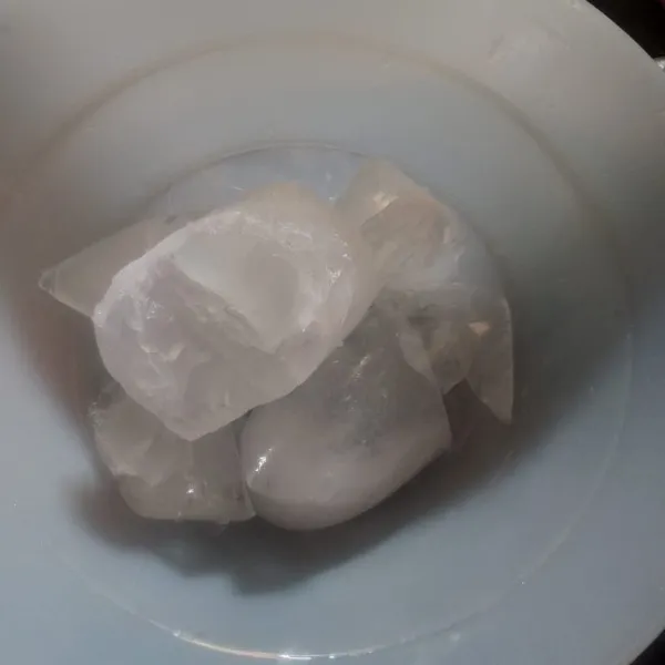 Dalam wadah masuk kan es batu.