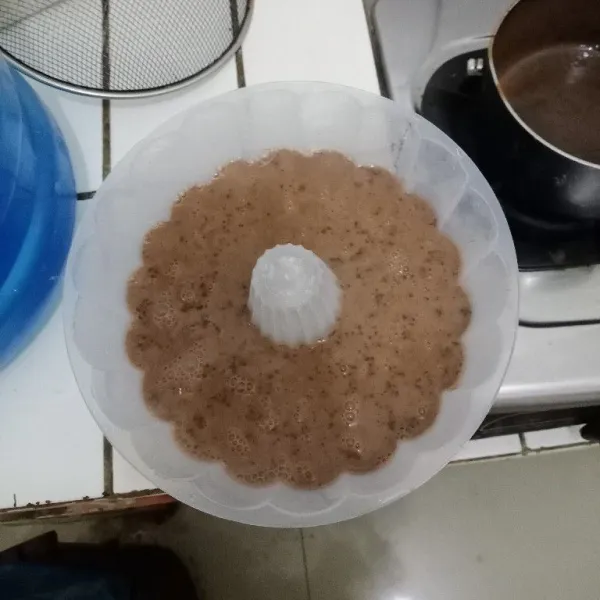 Tuang adonan ke dalam cetakan. Biarkan hingga set.