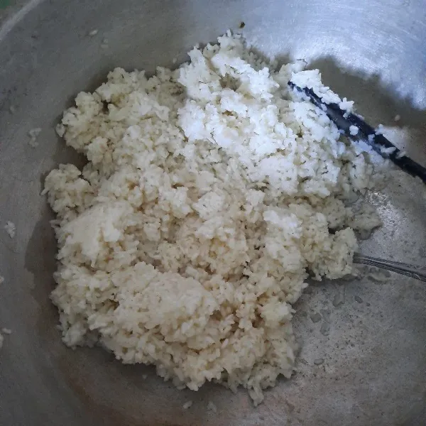 Rebus santan sampai mendidih lalu masukan beras kentan aron ketan sampai santan habis