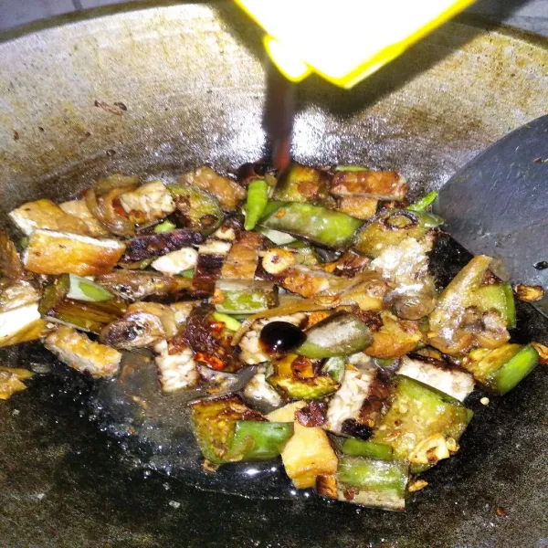 Tambahkan air. Kemudian beri saus tiram, kecap asin, kecap ikan, dan gula.