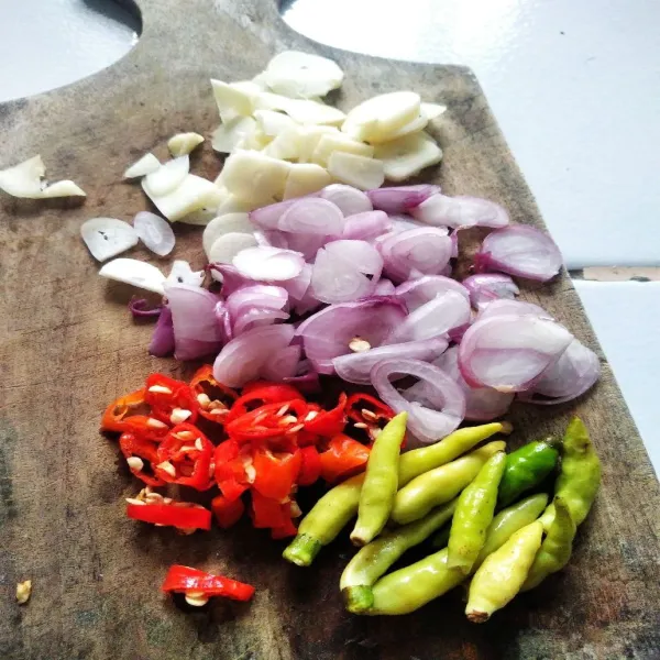Rajang bumbu, sisihkan.