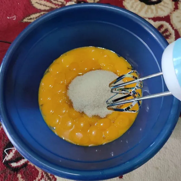 Mixer kuning telur dengan gula pasir hingga mengembang dan berjejak. Matikan mixer. Setelah itu masukkan terigu, susu NZMP, serta bubuk spekoek , mixer kembali hingga tercampur rata dengan speed rendah, kemudian matikan api