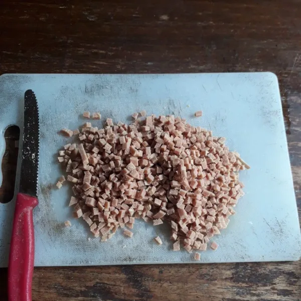 Potong kecil-kecil sosis.