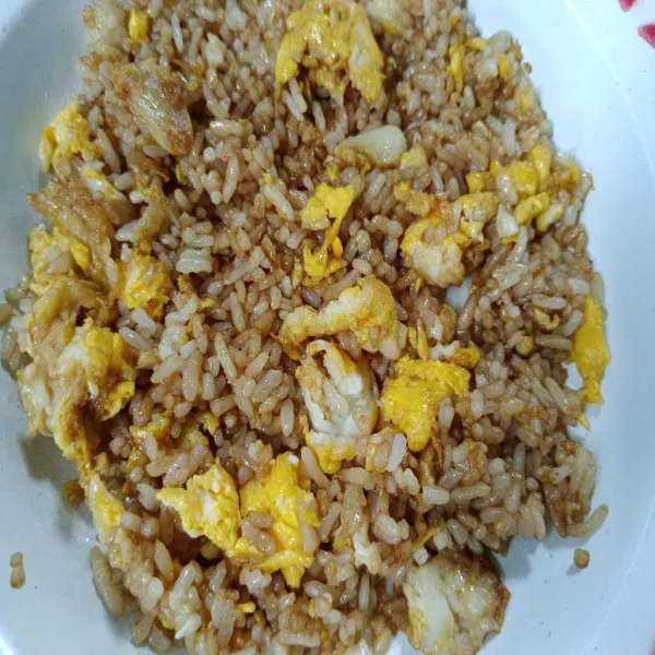 Nasi goreng kecap untuk anak siap disajikan.