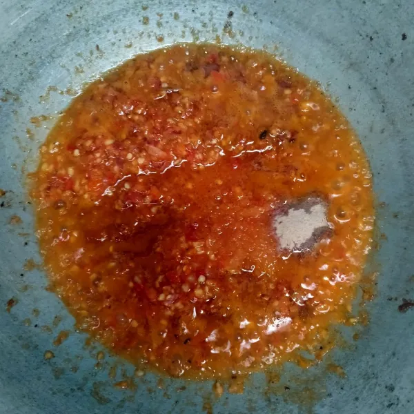 Panaskan minyak. Tumis bumbu halus, beri garam, gula pasir, dan merica bubuk hingga harum.