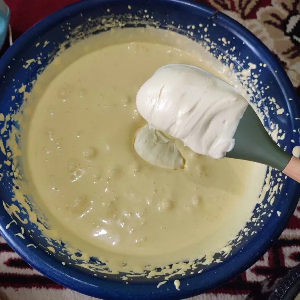 Campurkan butter ke dalam kocokan telur secara bertahap hingga tercampur rata dengan metoda aduk balik.