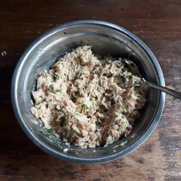 Campurkan misua, sosis, daun bawang, cabai, bawang putih, telur, tepung terigu, garam, kaldu, merica dan penyedap rasa, aduk rata dan test rasa.