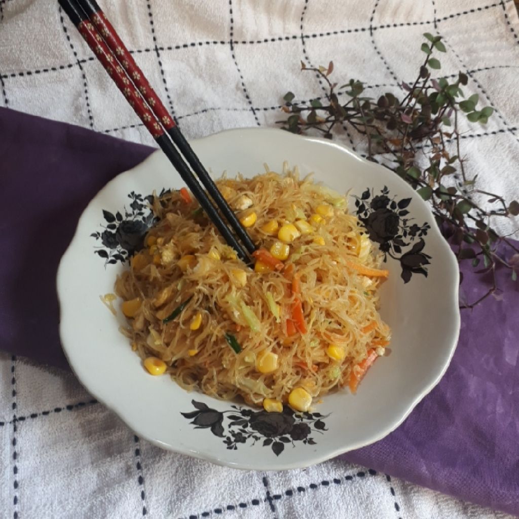 Bihun goreng dengan variasi bahan tambahan yang menarik