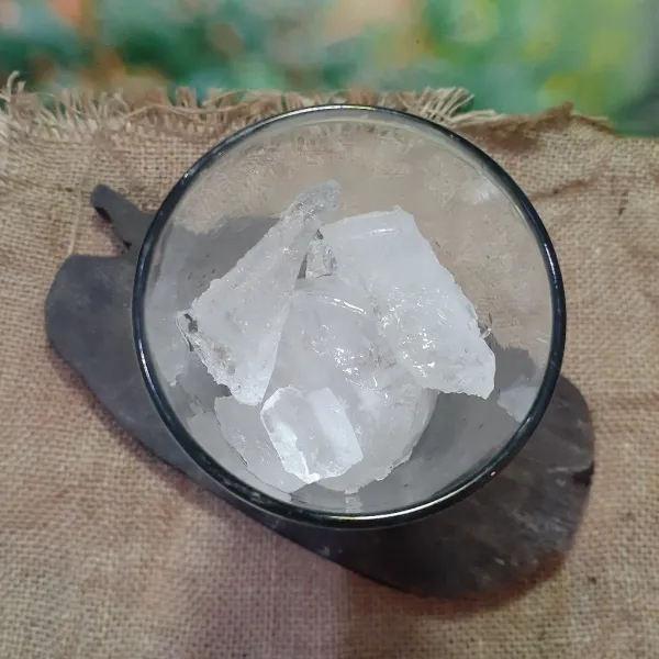Letakkan es batu pada gelas saji.