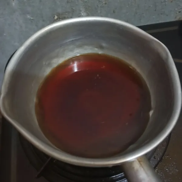 Larutkan gula merah dengan 200 ml air, lalu saring.