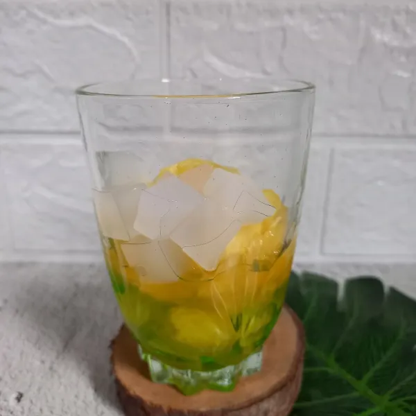 Masukkan juga nata de coco.
