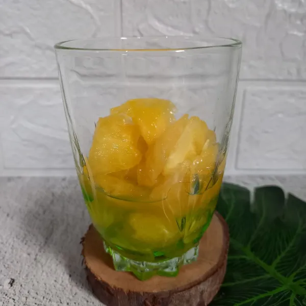 Kemudian masukkan irisan semangka.