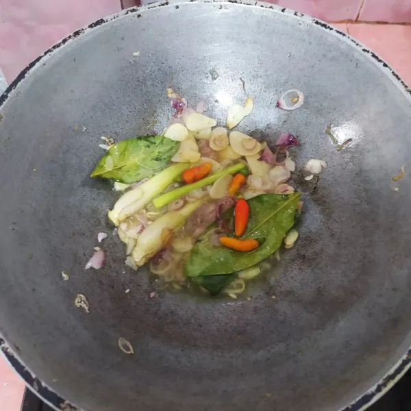 Tumis irisan bawang merah dan bawang putih, masukkan serai, daun salam dan cabe rawit.