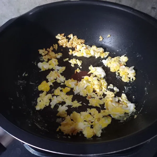 Orak arik ayam suwir dengan telur dalam mangkuk