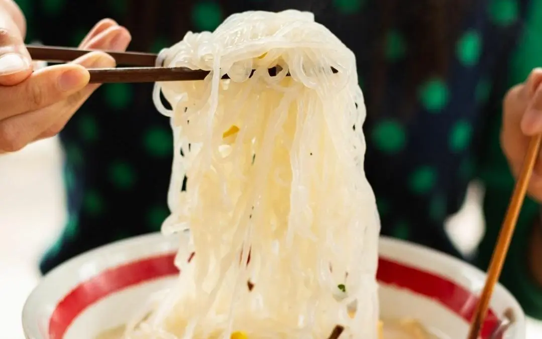 ilustrasi shirataki noodles atau konjac noodles