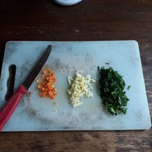 Iris daun bawang, cincang bawang putih dan cabai.