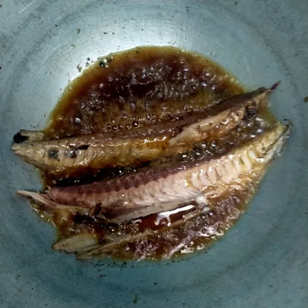 Panaskan minyak. Goreng hingga matang lalu tiriskan.