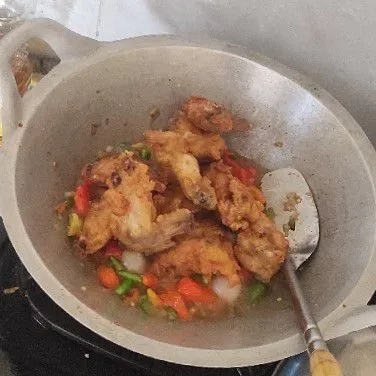 Masukan ayam, aduk rata masak sampai air menyerap ke ayam.