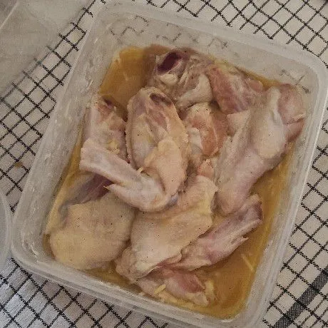 Marinasi ayam dengan bumbu marinasi diamkan minimal 1 jam.