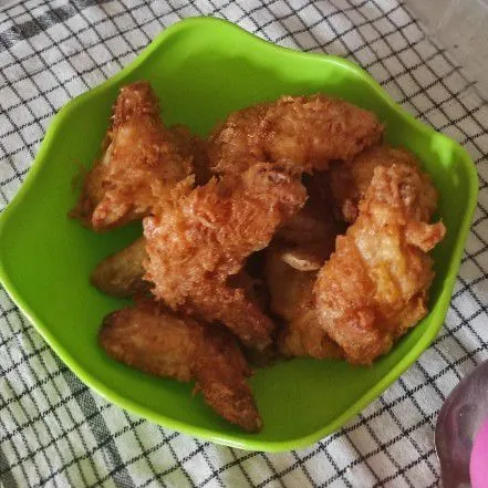 Lalu goreng ayam sampai matang angkat.