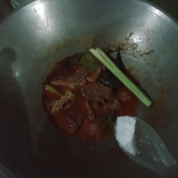 Tambahkan garam, gula, dan kaldu bubuk. Setelah itu, aduk hinga rata dan masak hingga air menyusut. Lalu, koreksi rasanya.