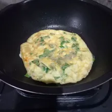 Balikkan dan goreng semua sisi sampai kecokelatan.