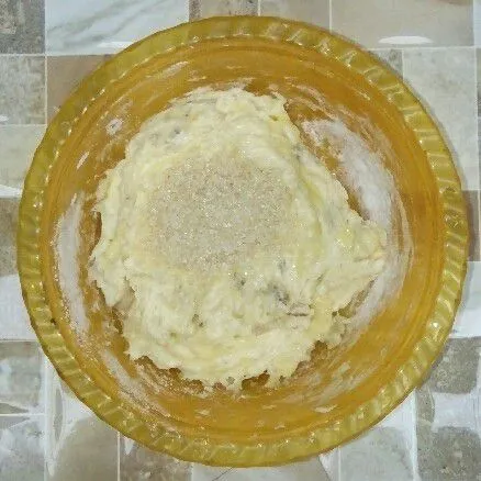 Masukkan gula pasir.