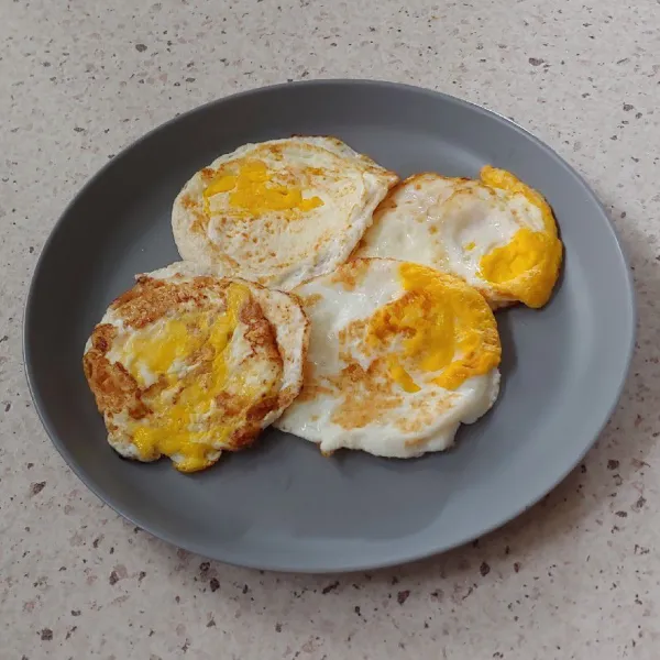 Siapkan telur, lalu di ceplok.