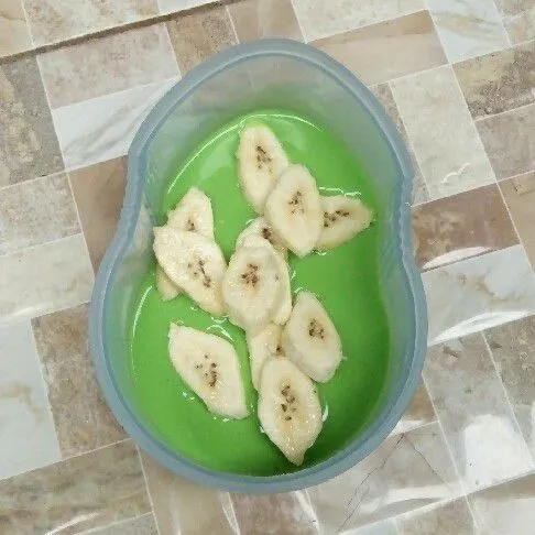 Masukkan irisan pisang.